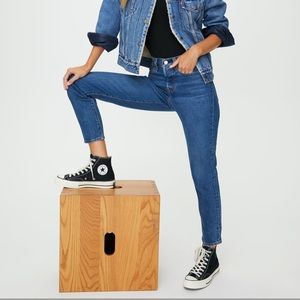 Dark wash levi wedgie jeans from aritzia!